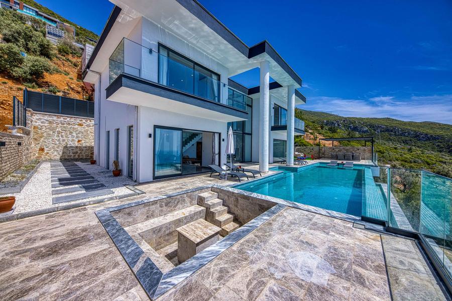 Hillside villa: glass, stone and pool